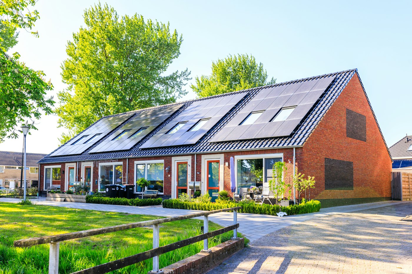 Mehrparteienhaus mit Photovoltaikanlage auf dem Dach – Mieterstrom der EnEx GmbH