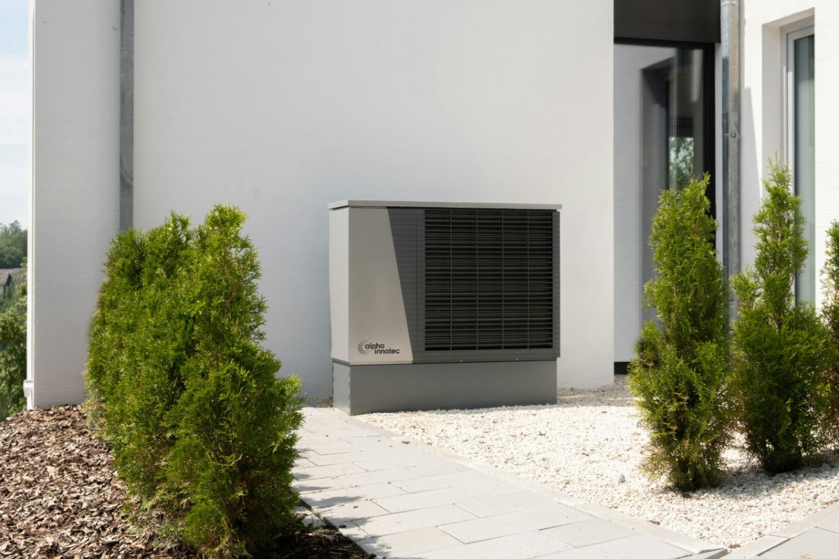 Moderne Wärmepumpe an einem Wohnhaus – Wärmepumpen der EnEx GmbH